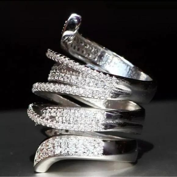 NEW 925 STERLING SILVER DIAMOND RING, BEAUTIFUL RING, SHINY RING. - Picture 4 of 5